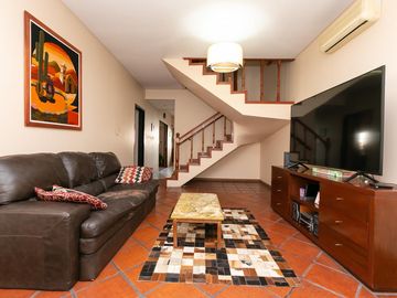 Casa 5 ambientes con cochera, fondo libre con pileta y quincho