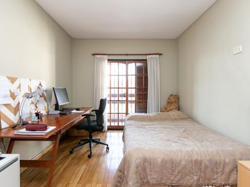 Casa 5 ambientes con cochera, fondo libre con pileta y quincho