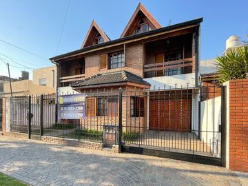 Casa 5 ambientes con cochera, fondo libre con pileta y quincho