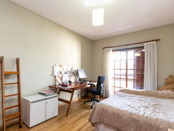 Casa 5 ambientes con cochera, fondo libre con pileta y quincho