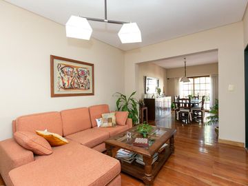 Casa 5 ambientes con cochera, fondo libre con pileta y quincho