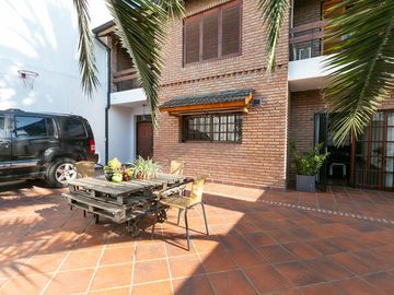 Casa 5 ambientes con cochera, fondo libre con pileta y quincho