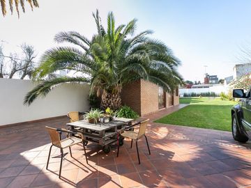 Casa 5 ambientes con cochera, fondo libre con pileta y quincho