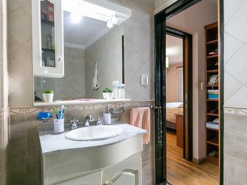 Casa 5 ambientes con cochera, fondo libre con pileta y quincho