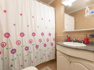 Casa 5 ambientes con cochera, fondo libre con pileta y quincho