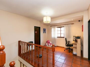 Casa 5 ambientes con cochera, fondo libre con pileta y quincho