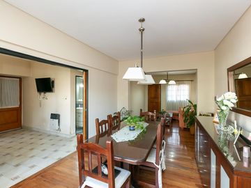 Casa 5 ambientes con cochera, fondo libre con pileta y quincho