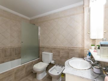 Casa 5 ambientes con cochera, fondo libre con pileta y quincho