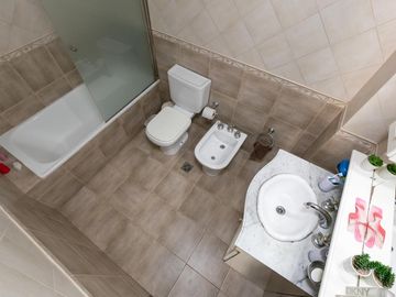 Casa 5 ambientes con cochera, fondo libre con pileta y quincho