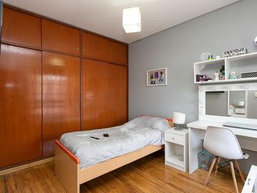 Casa 5 ambientes con cochera, fondo libre con pileta y quincho