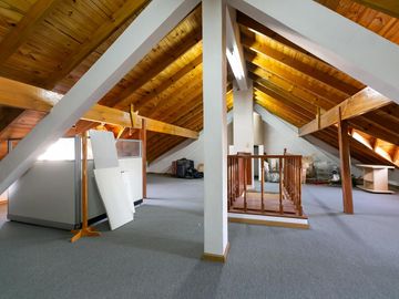 Casa 5 ambientes con cochera, fondo libre con pileta y quincho