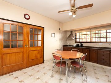 Casa 5 ambientes con cochera, fondo libre con pileta y quincho