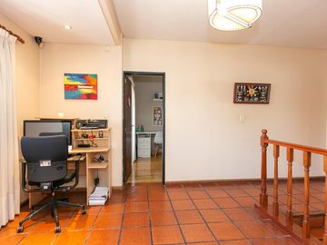 Casa 5 ambientes con cochera, fondo libre con pileta y quincho