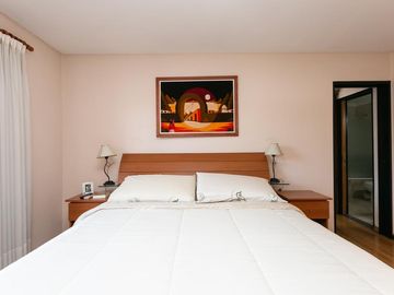 Casa 5 ambientes con cochera, fondo libre con pileta y quincho