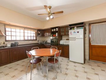 Casa 5 ambientes con cochera, fondo libre con pileta y quincho