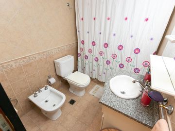 Casa 5 ambientes con cochera, fondo libre con pileta y quincho