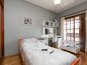 Casa 5 ambientes con cochera, fondo libre con pileta y quincho