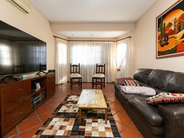 Casa 5 ambientes con cochera, fondo libre con pileta y quincho