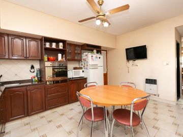 Casa 5 ambientes con cochera, fondo libre con pileta y quincho