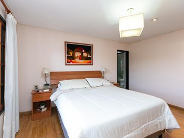 Casa 5 ambientes con cochera, fondo libre con pileta y quincho