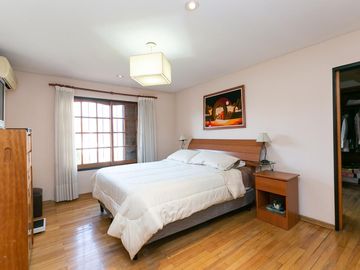 Casa 5 ambientes con cochera, fondo libre con pileta y quincho