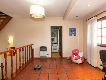 Casa 5 ambientes con cochera, fondo libre con pileta y quincho