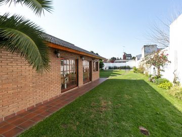 Casa 5 ambientes con cochera, fondo libre con pileta y quincho