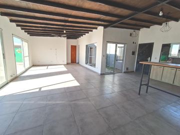 VENTA - Casa de 3 dormitorios en Tierra de Sueños III, Roldán.