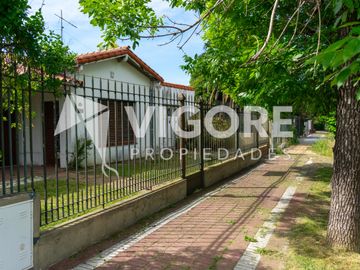 Casa en venta c/ cochera en Lomas de Zamora
