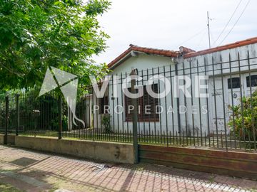 Casa en venta c/ cochera en Lomas de Zamora
