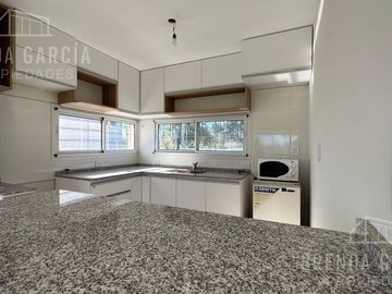 Casa en Dos Plantas En Venta En Colon Entre Ríos.