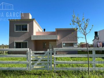 Casa en Dos Plantas En Venta En Colon Entre Ríos.