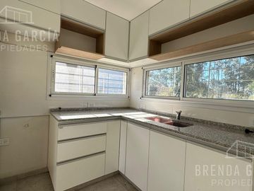 Casa en Dos Plantas En Venta En Colon Entre Ríos.