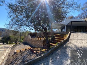 Casa en venta c/ cochera en Valle Escondido