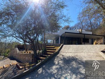 Casa en venta c/ cochera en Valle Escondido