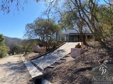 Casa en venta c/ cochera en Valle Escondido