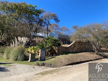 Casa en venta c/ cochera en Valle Escondido