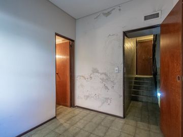 CASA 5 AMB EN VENTA FLORES CON FONDO APTO CREDITO