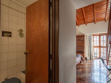 CASA 5 AMB EN VENTA FLORES CON FONDO APTO CREDITO