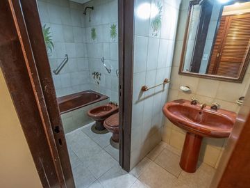 CASA 5 AMB EN VENTA FLORES CON FONDO APTO CREDITO