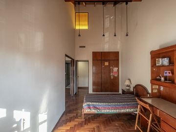 CASA 5 AMB EN VENTA FLORES CON FONDO APTO CREDITO