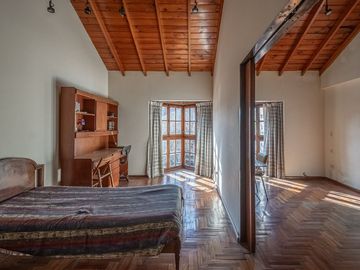 CASA 5 AMB EN VENTA FLORES CON FONDO APTO CREDITO