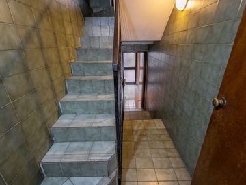 CASA 5 AMB EN VENTA FLORES CON FONDO APTO CREDITO