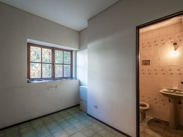 CASA 5 AMB EN VENTA FLORES CON FONDO APTO CREDITO