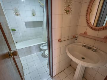 CASA 5 AMB EN VENTA FLORES CON FONDO APTO CREDITO