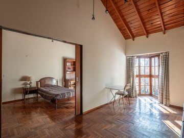 CASA 5 AMB EN VENTA FLORES CON FONDO APTO CREDITO