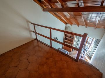 CASA 5 AMB EN VENTA FLORES CON FONDO APTO CREDITO