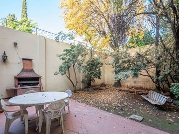 CASA 5 AMB EN VENTA FLORES CON FONDO APTO CREDITO