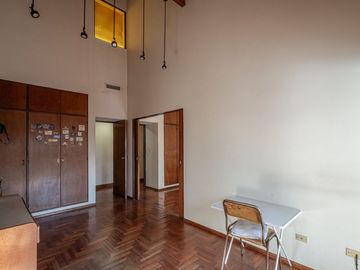 CASA 5 AMB EN VENTA FLORES CON FONDO APTO CREDITO