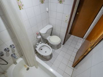 CASA 5 AMB EN VENTA FLORES CON FONDO APTO CREDITO